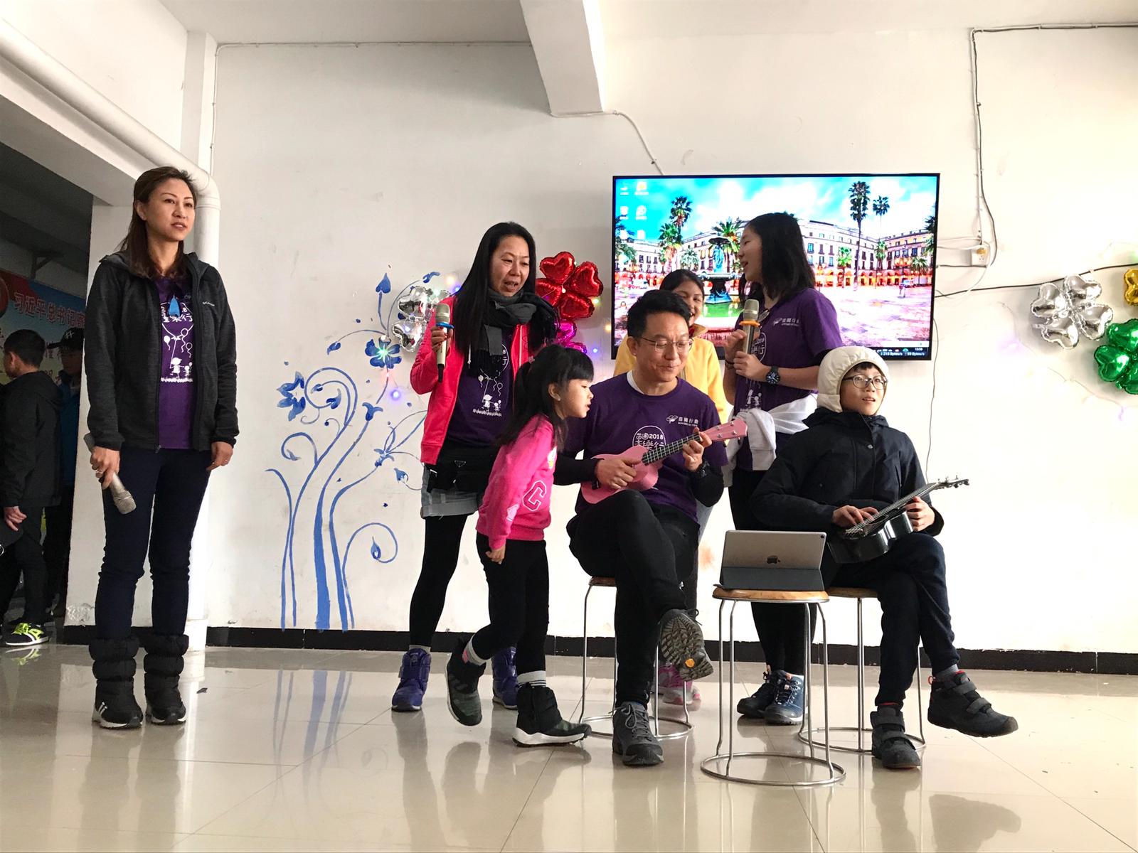 贈送小吉他給內地兒童福利院